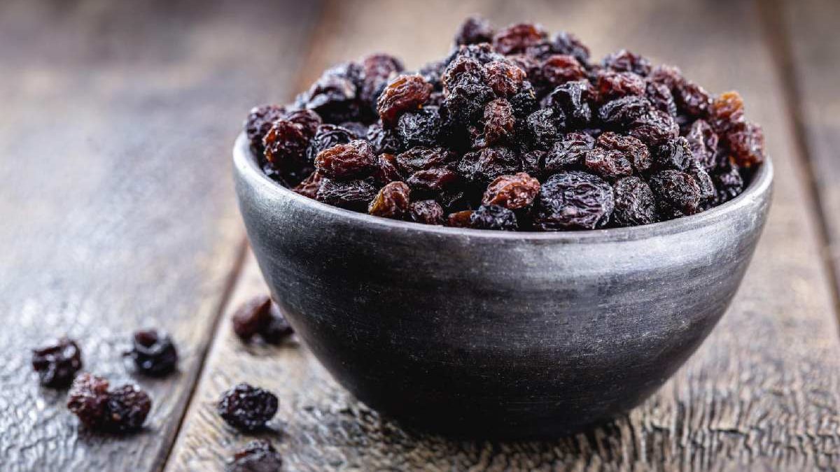 Easy-way-to-gain-weight-know-how-raisins-can-help-in-weight-gain
