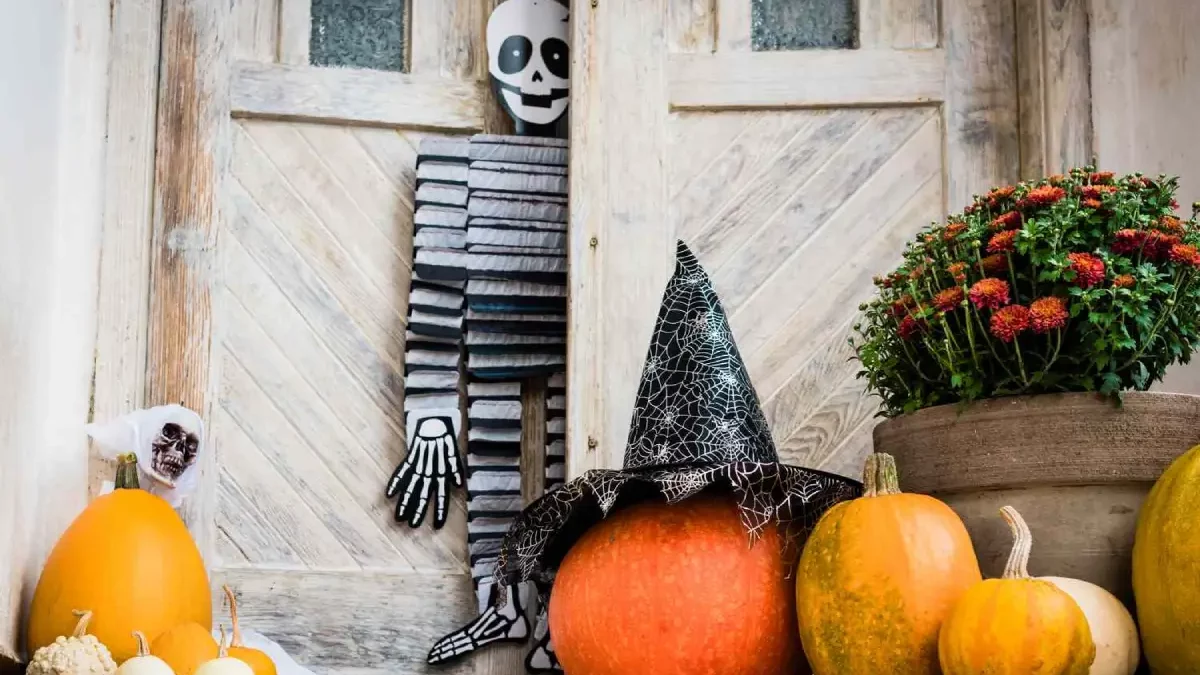 How Long Can You Leave Halloween Decorations Out?