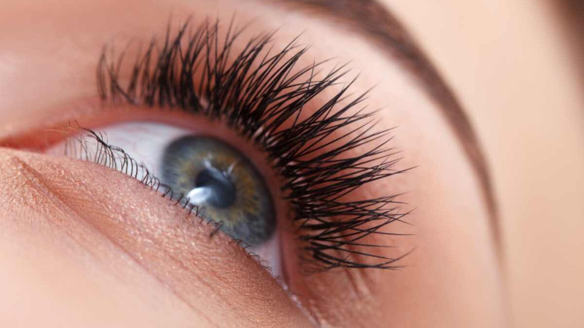 How To Clean False Eyelashes